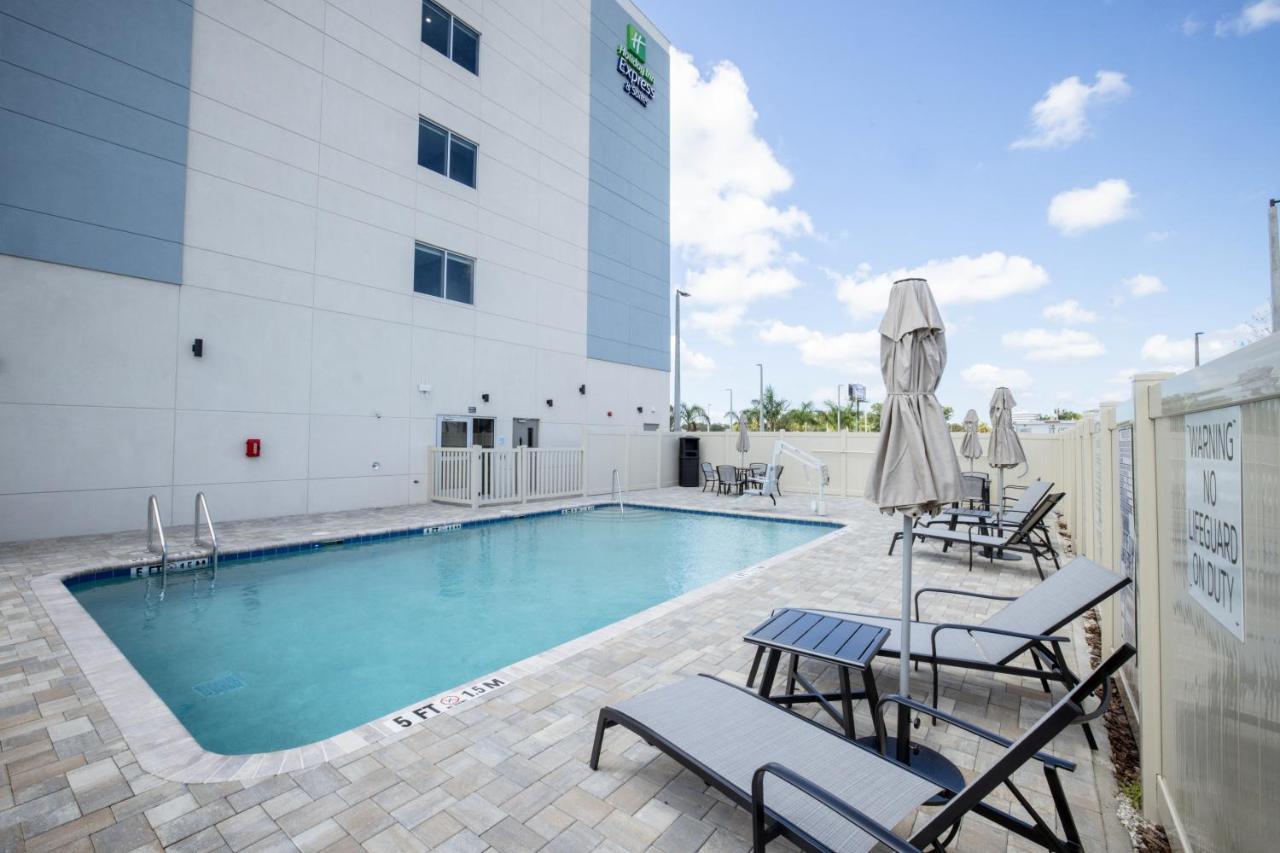 Holiday Inn Express & Suites Tampa Stadium - Airport Area By Ihg Exterior foto