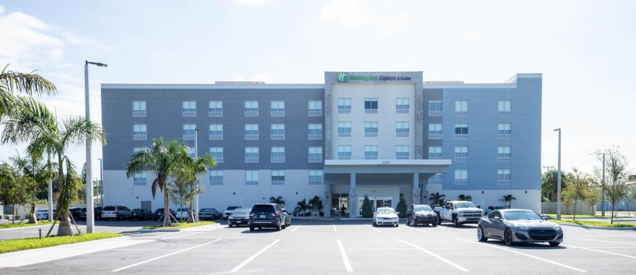 Holiday Inn Express & Suites Tampa Stadium - Airport Area By Ihg Exterior foto