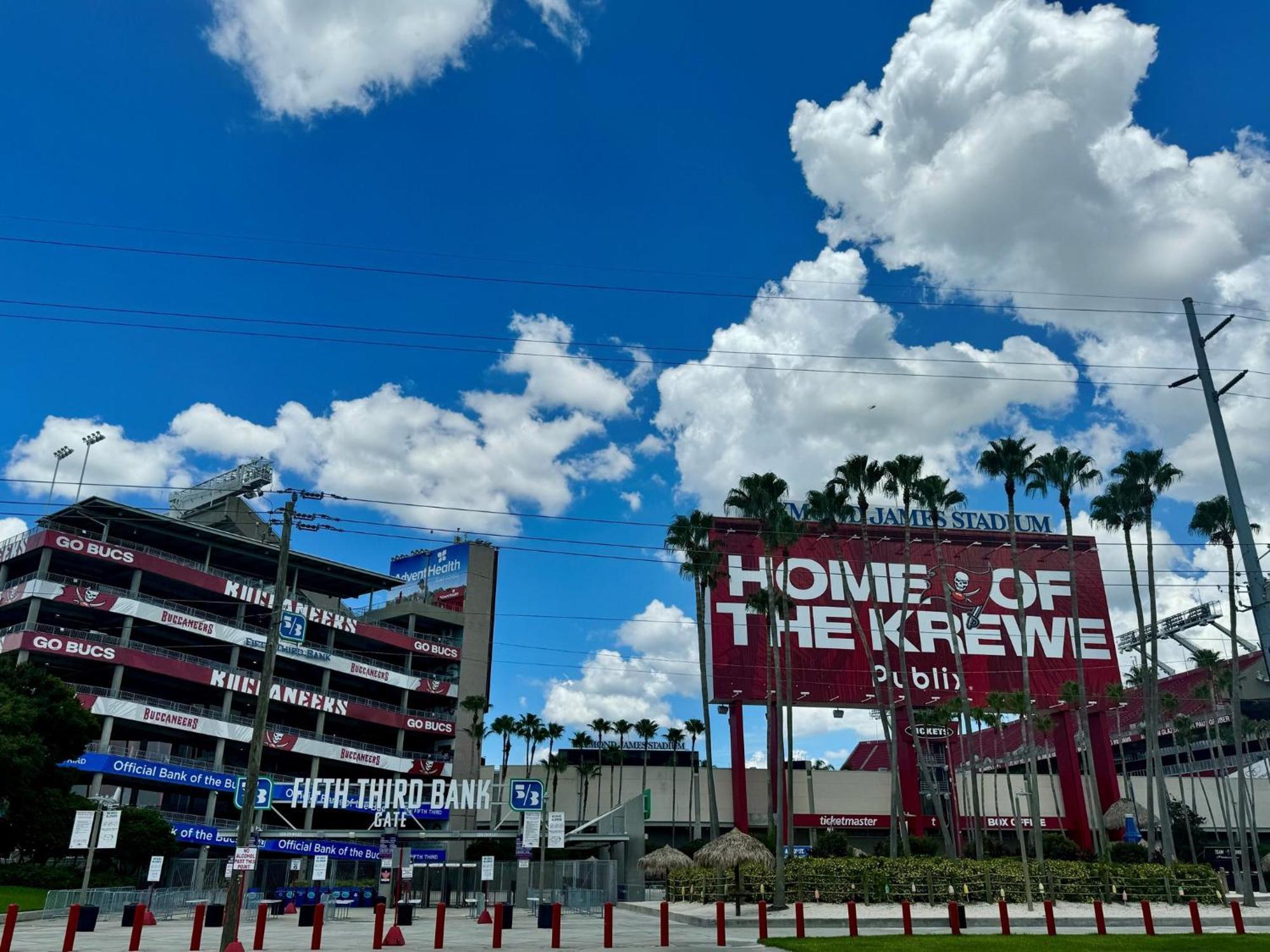 Holiday Inn Express & Suites Tampa Stadium - Airport Area By Ihg Exterior foto